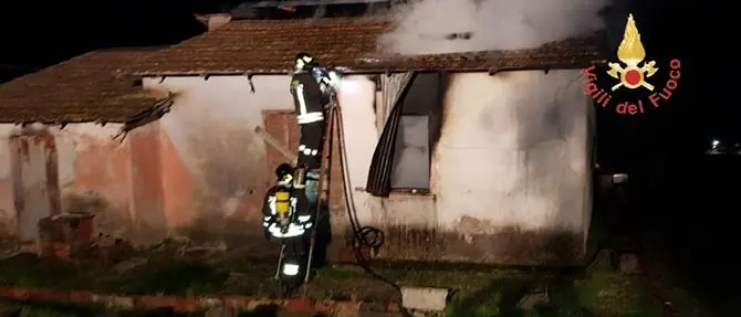 Incendio in un casolare a Belcastro, non si esclude la pista dolosa