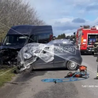 Scontro frontale tra un furgone e un'auto a Zungri, un morto