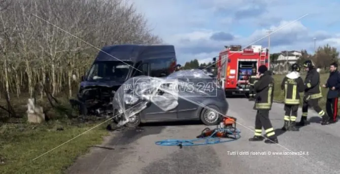 Scontro frontale tra un furgone e un'auto a Zungri, un morto