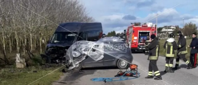 Scontro frontale tra un furgone e un'auto a Zungri, un morto