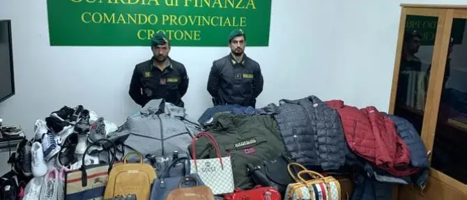 Vendevano merce contraffatta al mercato, sei denunce a Crotone