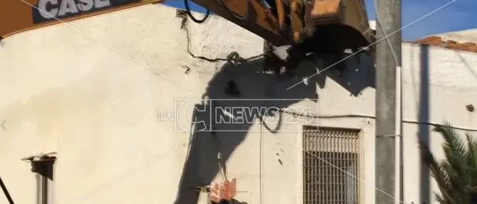 Cassano, i vigili del fuoco demoliranno le case abusive