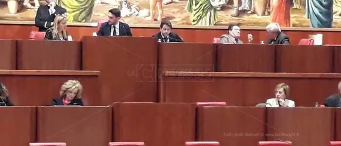 Consiglio regionale, mancano Oliverio e Russo. Saltano le interrogazioni sulla sanità
