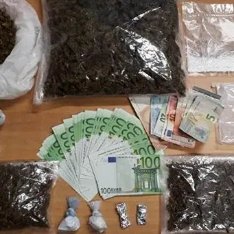 Reggio, coca ed erba nascoste in casa: arrestato 48enne