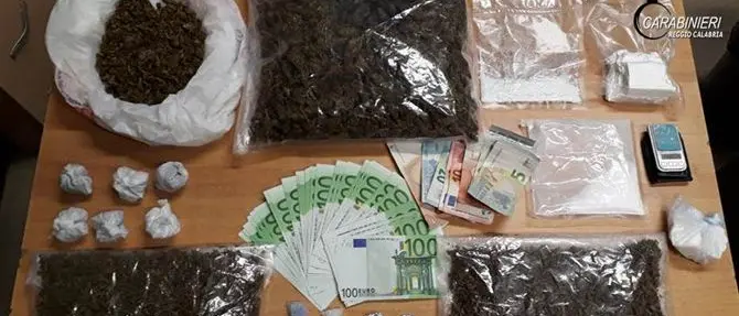 Reggio, coca ed erba nascoste in casa: arrestato 48enne