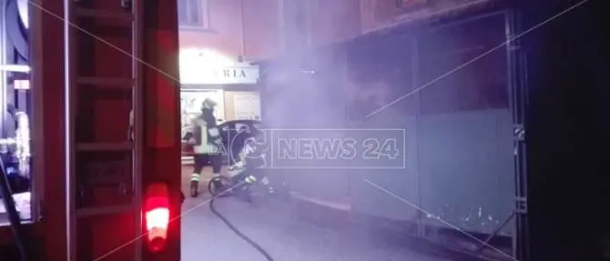 Vibo, tentano di dare fuoco al negozio di frutta dei familiari del pentito Mantella