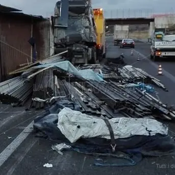Camion si ribalta sull'A2 nei pressi di Mileto, ferito il conducente