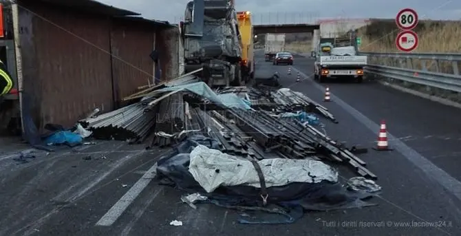 Camion si ribalta sull'A2 nei pressi di Mileto, ferito il conducente