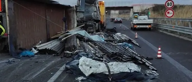 Camion si ribalta sull'A2 nei pressi di Mileto, ferito il conducente