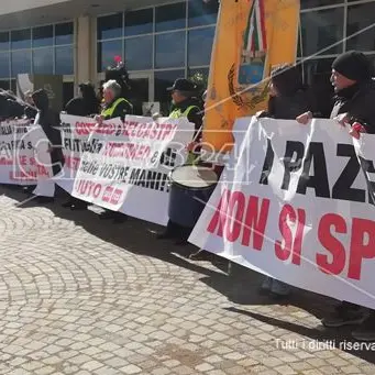 Rsa di Panettieri, i lavoratori protestano alla Cittadella