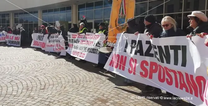 Rsa di Panettieri, i lavoratori protestano alla Cittadella