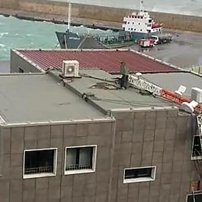 Maltempo, a Crotone il vento abbatte l’antenna radio della Capitaneria di porto