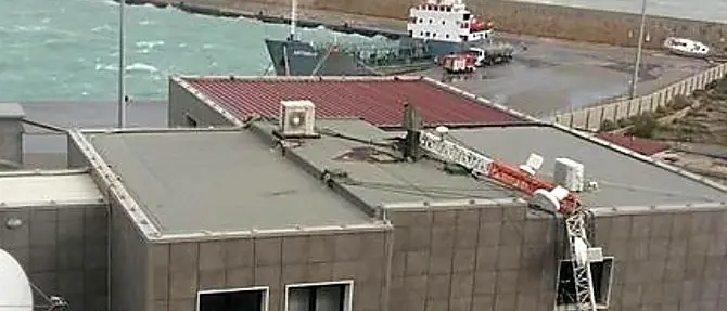 Maltempo, a Crotone il vento abbatte l’antenna radio della Capitaneria di porto