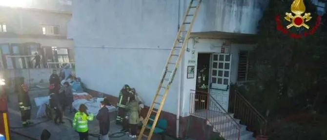 Scoppia un incendio in una casa di cura, paura a Reggio