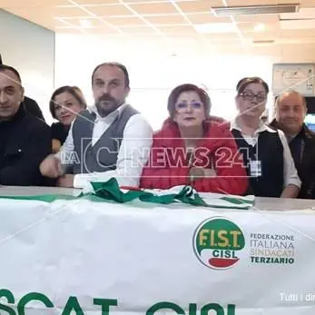 Dopo 25 anni rischiano il lavoro, la protesta all’aeroporto di Lamezia