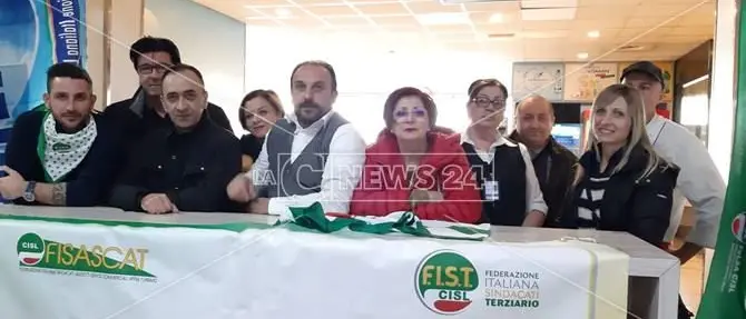 Dopo 25 anni rischiano il lavoro, la protesta all’aeroporto di Lamezia