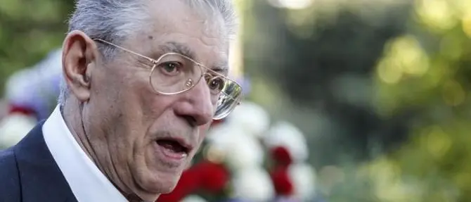 Malore per Umberto Bossi, portato in elisoccorso in ospedale