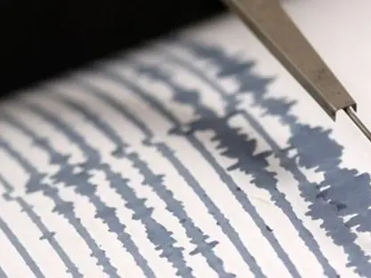 Forte scossa di terremoto avvertita a Reggio: magnitudo 5.5 al largo delle Eolie. Continua lo sciame sismico