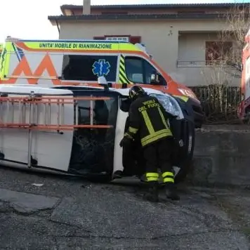 Sbaglia manovra e si ribalta con il furgone in un cortile