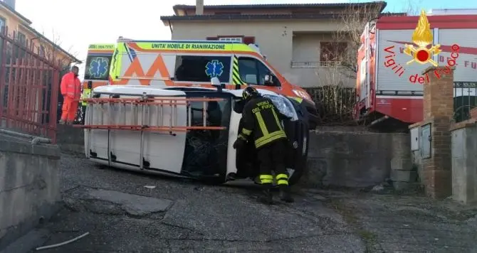 Sbaglia manovra e si ribalta con il furgone in un cortile