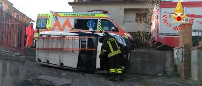 Sbaglia manovra e si ribalta con il furgone in un cortile