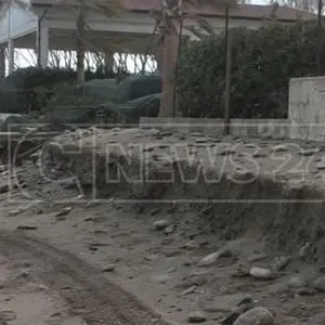 La mareggiata cancella la costa di Rossano ma nessuno lo sa: «Dove sono le istituzioni?»