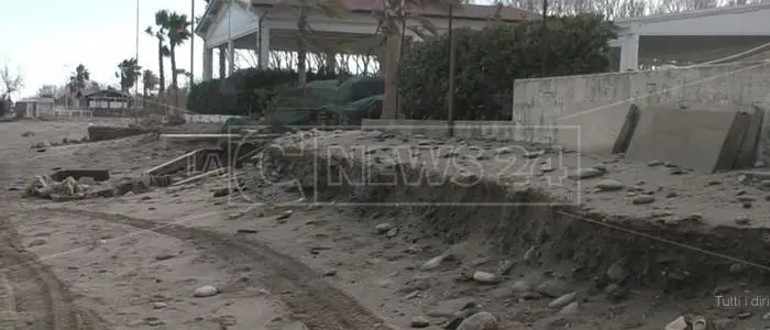 La mareggiata cancella la costa di Rossano ma nessuno lo sa: «Dove sono le istituzioni?»
