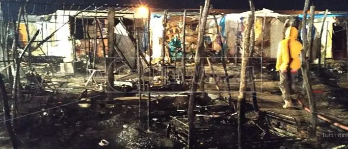 Nuovo inferno di fuoco nella baraccopoli di San Ferdinando: muore un giovane migrante