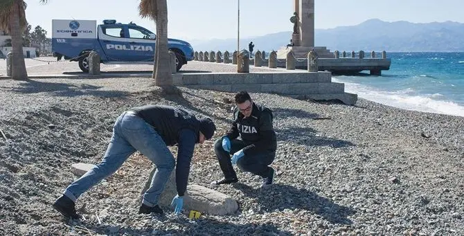 La Calabria non smette di stupire, reperto recuperato in spiaggia a Reggio