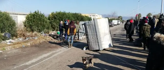Rogo alla tendopoli di San Ferdinando, la protesta dei migranti