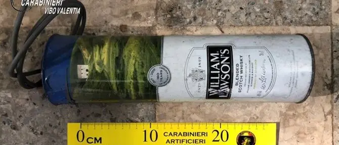 Bomba da un chilo nascosta in garage, arrestati due fratelli incensurati