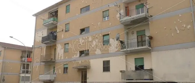 Lamezia, quartiere Razionale: topi, fogne e case a pezzi