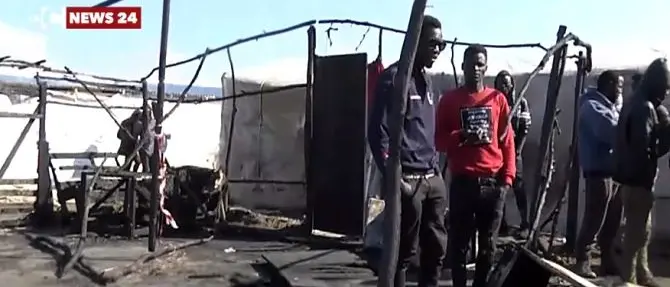 Incendio alla baraccopoli, predisposto il trasferimento di 40 migranti