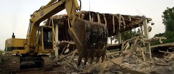 Costruite lungo il fiume, al via la demolizione di 29 case nel Crotonese