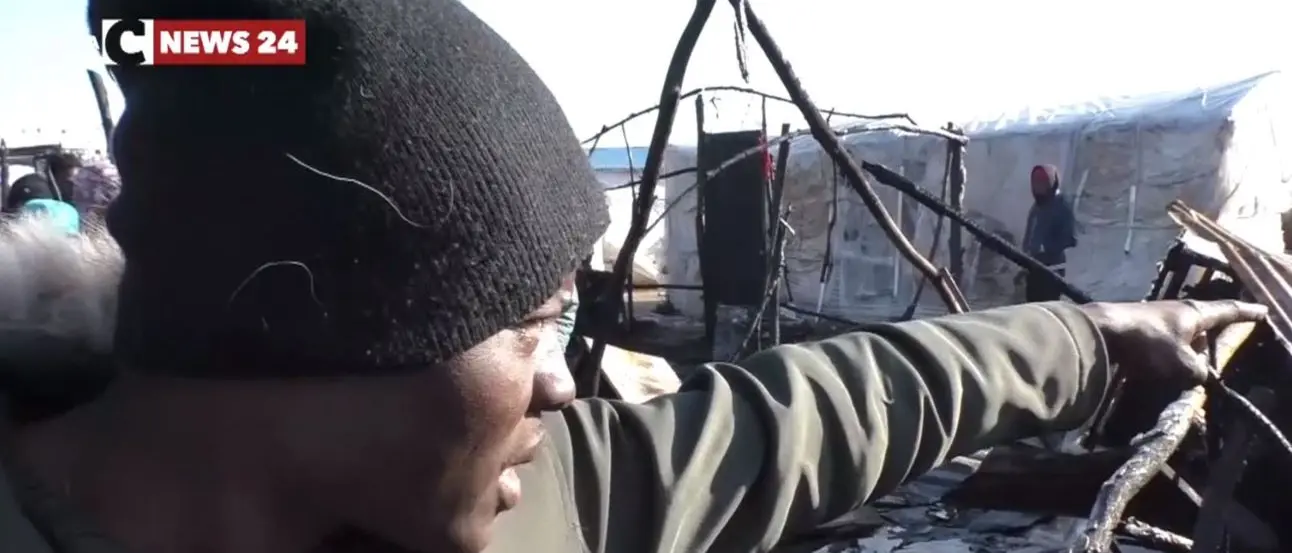 «Qui continuiamo a morire», le testimonianze dei migranti dalla baraccopoli