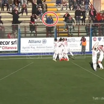 Paura a Locri, tifoso del Bari cade dalla tribuna mentre esulta