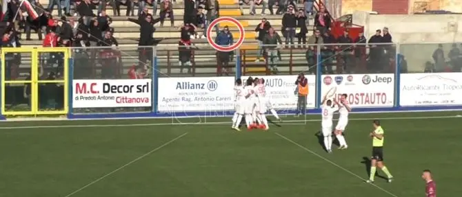 Paura a Locri, tifoso del Bari cade dalla tribuna mentre esulta