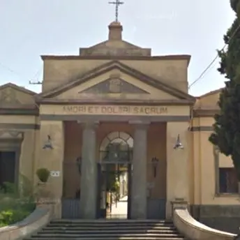 Devastata una cappella e rubate sette bare, macabra scoperta al cimitero di Vibo