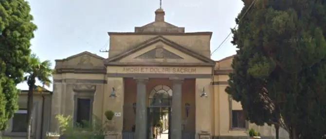 Devastata una cappella e rubate sette bare, macabra scoperta al cimitero di Vibo