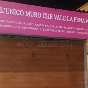 Vestiti per i più bisognosi, anche a Cosenza il Muro della gentilezza