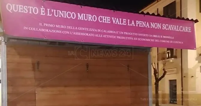 Vestiti per i più bisognosi, anche a Cosenza il Muro della gentilezza