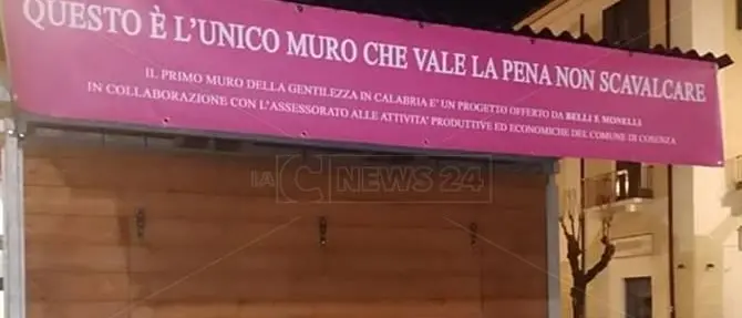 Vestiti per i più bisognosi, anche a Cosenza il Muro della gentilezza