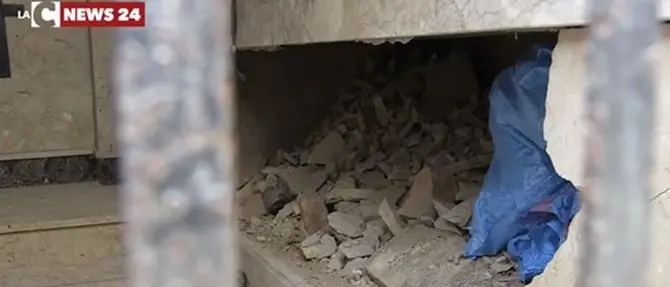 Sfrattano dalla tomba i genitori defunti a colpi di piccone: «Atroce»