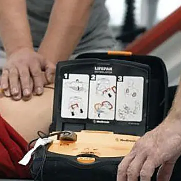 Lamezia: ha un malore dopo una partita di calcio, salvato con il defibrillatore