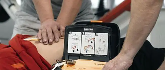 Lamezia: ha un malore dopo una partita di calcio, salvato con il defibrillatore