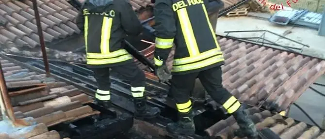 Paura nel Catanzarese, in fiamme una canna fumaria