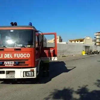 Reggio, tra i rifiuti incendiati a Ciccarello c'è anche una bombola: chiusa l'area