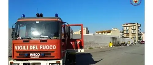 Reggio, tra i rifiuti incendiati a Ciccarello c'è anche una bombola: chiusa l'area