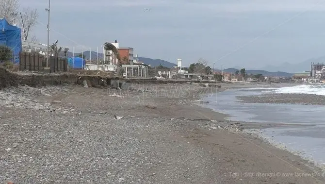 Mareggiata a Rossano: «La Regione chieda lo Stato di calamità naturale»