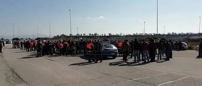 Ore febbrili al porto di Gioia Tauro in attesa di risposte da Roma